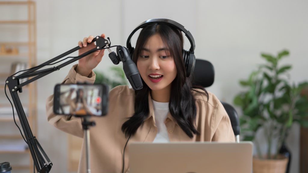 Listening to podcasts during daily commute for a productive and fun experience