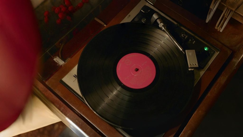 Vintage gramophone with 78 rpm records in Maria’s apartment decor