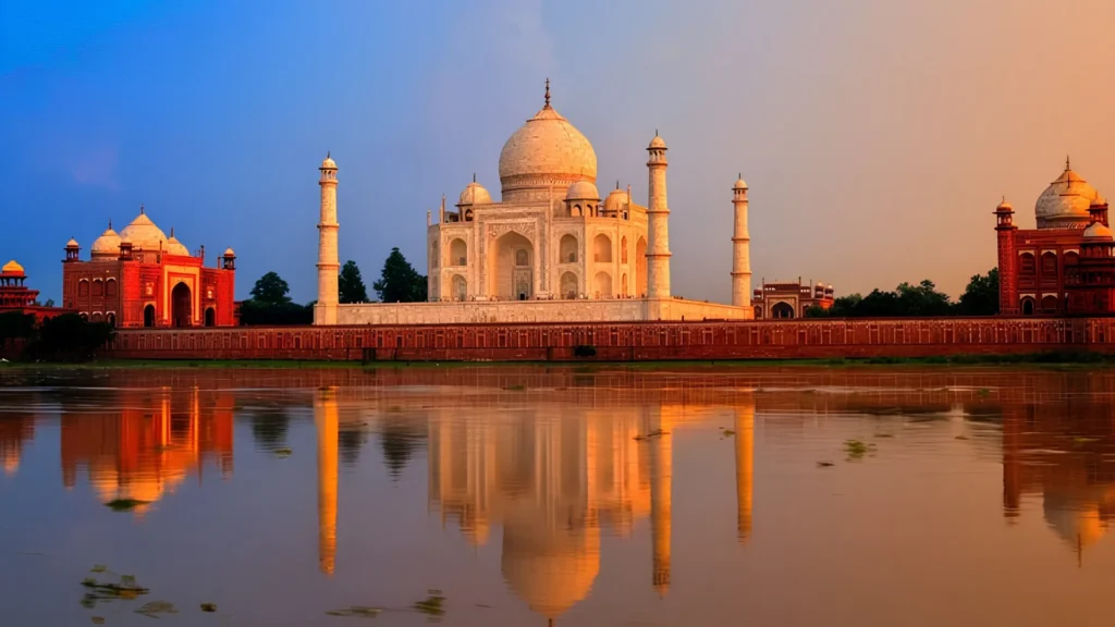 Taj Mahal at sunrise : Indian Tourism