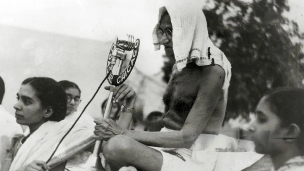 mahatma gandhi spinning khadi during the swadeshi movement